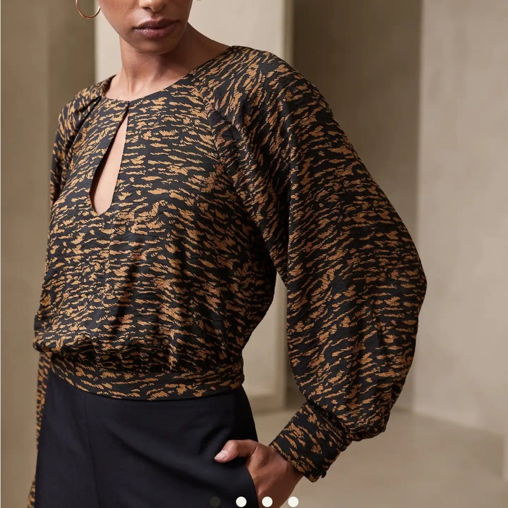 Banana Republic cropped Keyhole top